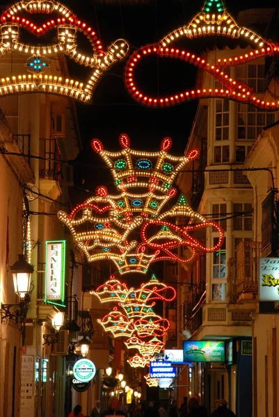 夜の町の中心部の通りに沿ってクリスマスの装飾, フエンヒローラ, スペイン. — ストック写真