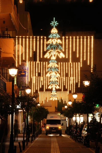 Dekoracje świąteczne wzdłuż ulicy w centrum miasta w nocy, Fuengirola, Hiszpania. — Zdjęcie stockowe
