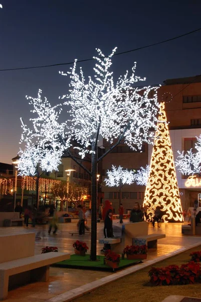 Κωνικό χριστουγεννιάτικο δέντρο με διακόσμηση φεγγαριού μπροστά από το Δημαρχείο τη νύχτα,. — Φωτογραφία Αρχείου