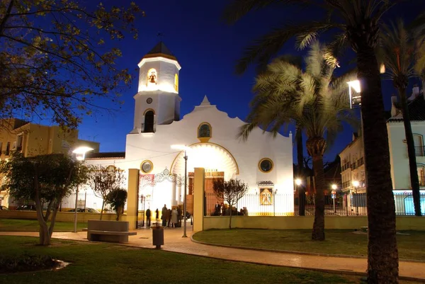 Vista frontal da igreja paroquial Carmen à noite, Fuengirola, Espanha . — Fotografia de Stock