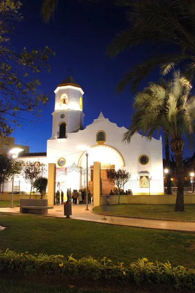 Vista frontal de la iglesia parroquial del Carmen por la noche, Fuengirola, España . — Foto de Stock