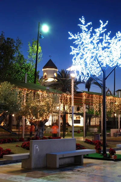 夕暮れ時にカルメン教会の鐘塔と広場でクリスマスの装飾, フエンヒローラ, サピン. — ストック写真