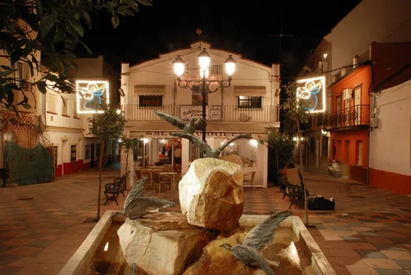 Salon variëteiten theater met fontein op de voorgrond in het Plaza braille tijdens kerstavond, Fuengirola, Spanje. — Stockfoto