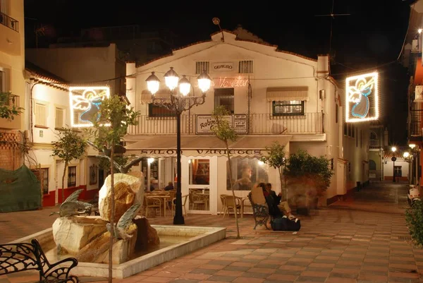 Salon sorter Theatre med fontän i förgrunden i Plaza Braille under Christmastime på natten, Fuengirola, Spanien. — Stockfoto