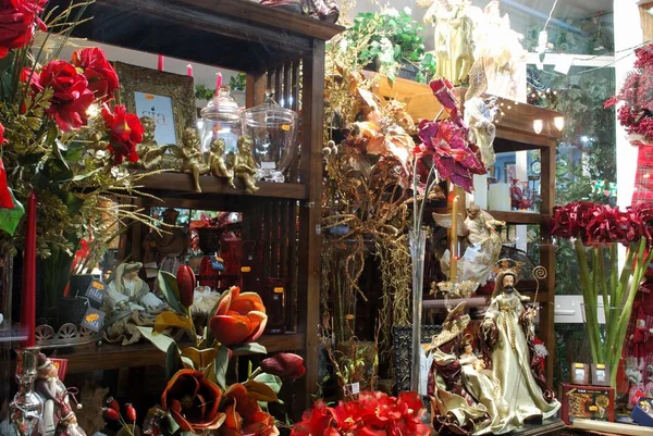 Kerstversiering en bloemen in etalage 's nachts, Fuengirola, Spanje. — Stockfoto