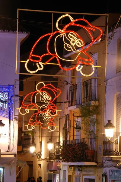 Décorations festives de Noël le long d'une rue commerçante du centre-ville la nuit, Marbella, Espagne . — Photo