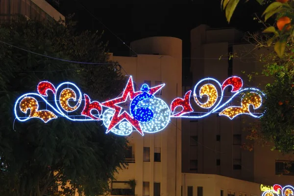 Різдвяні вулиці прикраси призупинено вище вулиці вночі, Марбелья, Іспанія. — стокове фото
