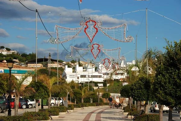 Decoración callejera de Navidad en el centro de la ciudad durante el día, La Cala de Mijas, España . —  Fotos de Stock