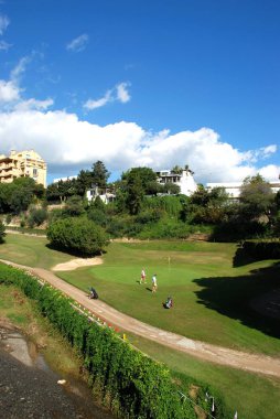 Rio Real Golf Club, Marbella, İspanya'da yeşil koyarak golf oynayan iki kadın.