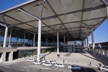 Ön planda park edilmiş arabalar ile cam önlü Malaga havaalanı terminali üç bina giriş, Malaga, İspanya.