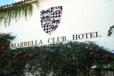 Marbella Club tabelasının görünümü, Marbella, İspanya.
