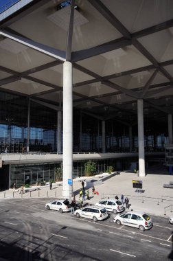 Malaga havaalanı terminali 3 girişinin yükseltilmiş görünümü, Malaga, İspanya.