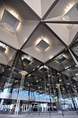 Cam önlü Malaga havaalanı terminali üç bina girişi, Malaga, İspanya.