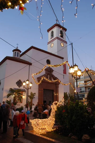 Eglise Rosario in Constitution Square at dusk with Christmas lights in the foreground, Fuengirola, Espagne . — Photo