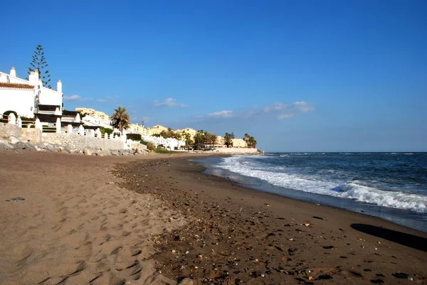 Utsikt längs stranden mot lägenheter, Sitio de Calahonda, Spanien. — Stockfoto