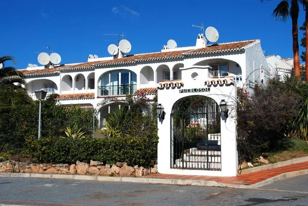 Ряд красивых испанских особняков, Ривьера дель Соль, Испания . — стоковое фото