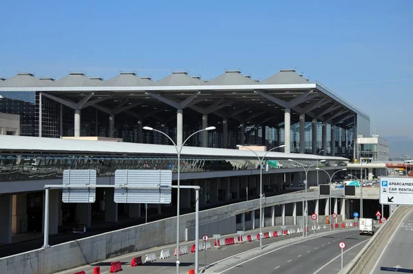Vías de acceso al aeropuerto con terminal tres en la parte trasera, Málaga, España . —  Fotos de Stock