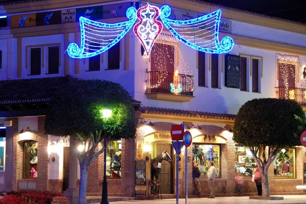 夜のクリスマスの町の中心部のショッピングストリート、ラカラ・デ・ミハス、スペイン. — ストック写真