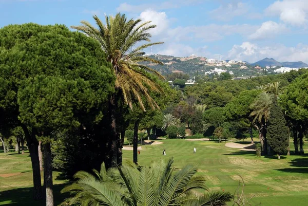 Vista del Rio Real Golf Club con golfistas en el centro, Marbella, España . — Foto de Stock