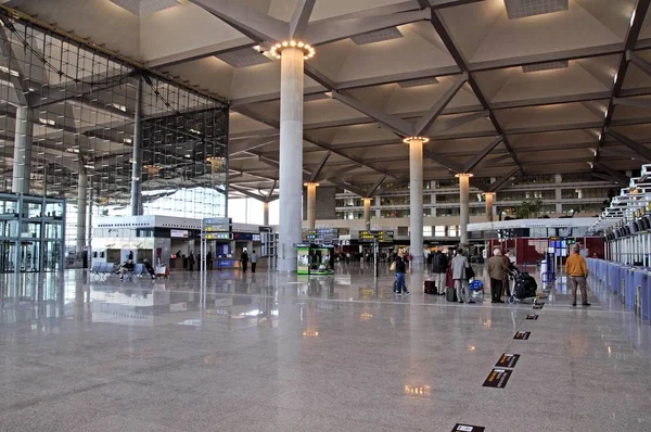 Pasajeros esperando para facturar los vuelos en la terminal tres sala de salidas en el aeropuerto de Málaga, Málaga, España . —  Fotos de Stock