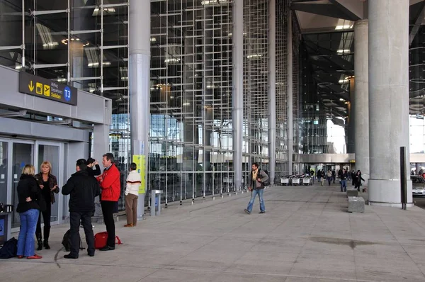 Entrada a la terminal del aeropuerto de Málaga frente al vidrio tres edificios con pasajeros fuera, Málaga, España . —  Fotos de Stock