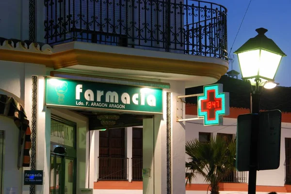 Vista frontal de una farmacia en el centro de la ciudad al atardecer, La Cala de Mijas, España . — Foto de Stock