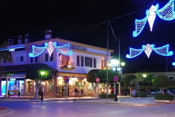 Nákupní ulice v centru města o Vánocích v noci, La Cala de Mijas, Španělsko. — Stock fotografie