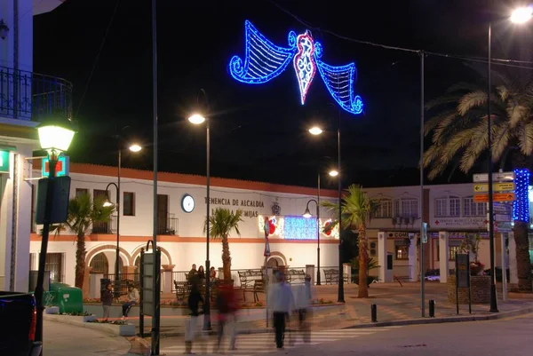 Δημαρχείο τα Χριστούγεννα τη νύχτα, La Cala de Mijas, — Φωτογραφία Αρχείου