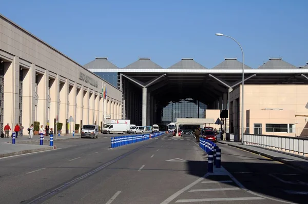 Carretera de acceso a las terminales dos y tres del aeropuerto de Málaga, Málaga, España . —  Fotos de Stock