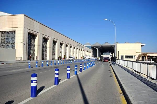Carretera de acceso a las terminales dos y tres del aeropuerto de Málaga, Málaga, España . —  Fotos de Stock