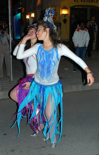 Dansatori de carnaval pe stradă în timpul Paradei celor Trei Regi, La Cala de Mijas, Spania . — Fotografie, imagine de stoc