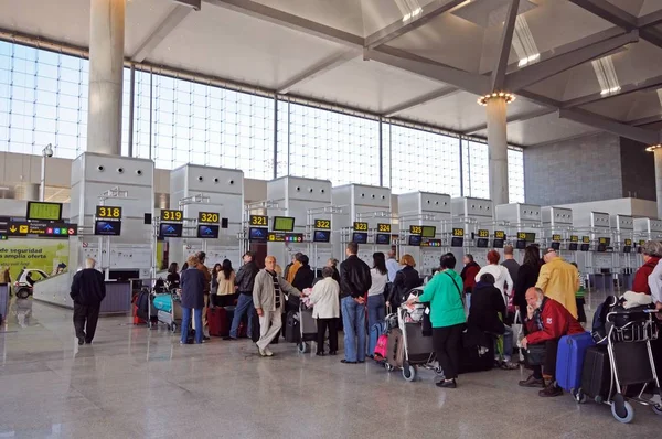 Malaga havaalanı terminal üç gidiş salonunda uçuşlar için check-in yapmak için bekleyen yolcular, Malaga, İspanya.