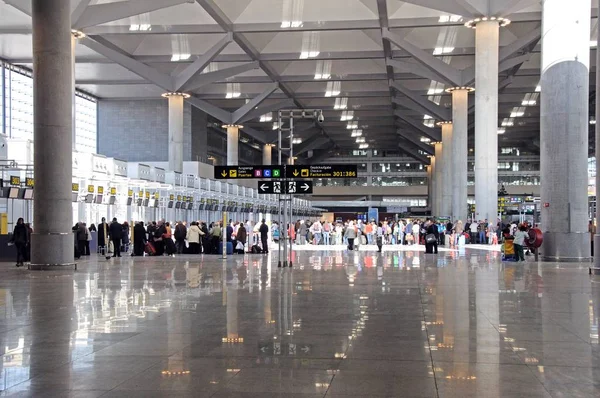 Pasajeros esperando para facturar los vuelos en la terminal tres sala de salidas en el aeropuerto de Málaga, Málaga, España . —  Fotos de Stock