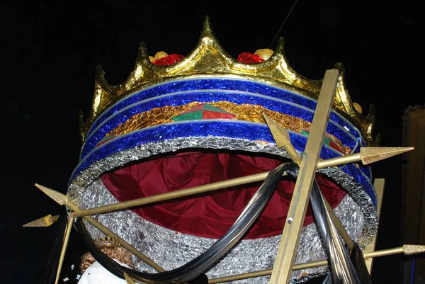 Top van Melchors float tijdens de Three Kings Parade, La Cala de Mijas, Spanje. — Stockfoto