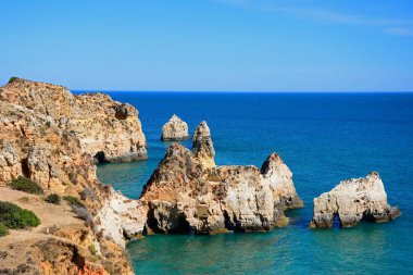 Okyanus manzaralı kayalıkların yükseltilmiş görünümü, Praia da Rocha, Portimao, Portekiz.