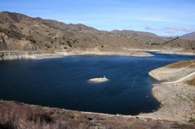 Dağlara doğru La Concepcion rezervuar genelinde görünümü, Malaga, İspanya.