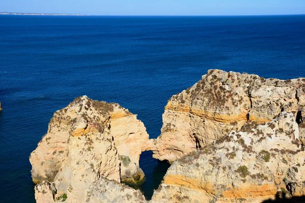 Förhöjd utsikt över klipporna med havet bakifrån, Ponta da Piedade, Lagos, Portugal. — Stockfoto