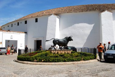 Arka, Ronda, İspanya boğa güreşi ile bir çiçek tarhında Boğa heykeli.