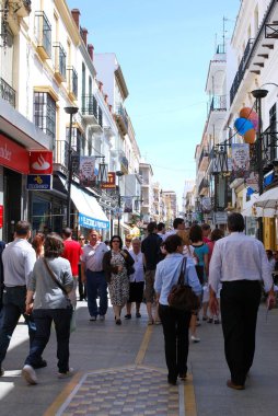 Şehir merkezindeki işlek Carrera Espinal alışveriş caddesi boyunca görüntüleyin, Ronda, İspanya.