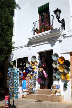 Eski şehir, Ronda, İspanya Santa Maria La Belediye Başkanı Kilisesi yanında Calle San Juan Bosco köşesinde Craft dükkanı.