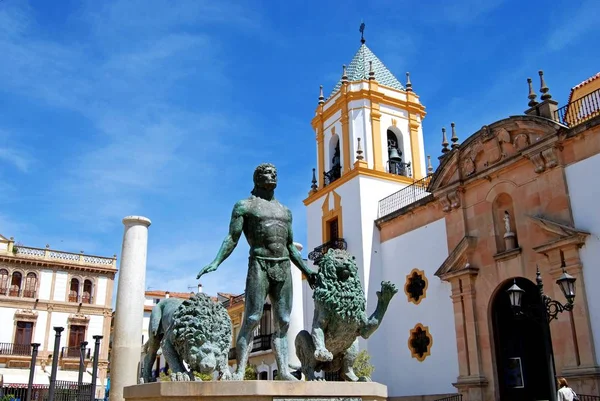 Fuente que muestra a Hércules domando leones con la iglesia parroquial del Socorro en la parte trasera de la Plaza del Socorro, Ronda, España . —  Fotos de Stock