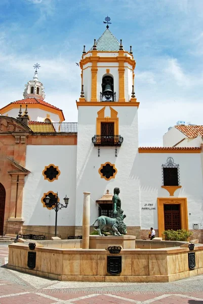 Fontanna pokazująca Herkulesa wieża Taming Lions z kościołem parafialnym Socorro z tyłu w Plaza del Socorro, Ronda, Hiszpania. — Zdjęcie stockowe
