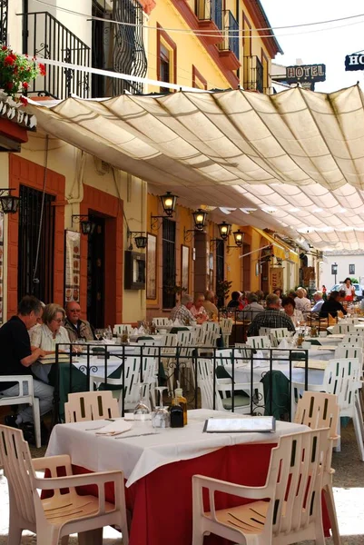 Turistas relaxando em um café de pavimento sombreado no centro da cidade, Ronda, Espanha . — Fotografia de Stock