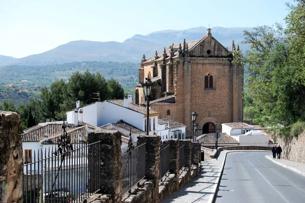 歴史的な旧市街の聖霊教会の眺め,ロンダ,スペイン. — ストック写真