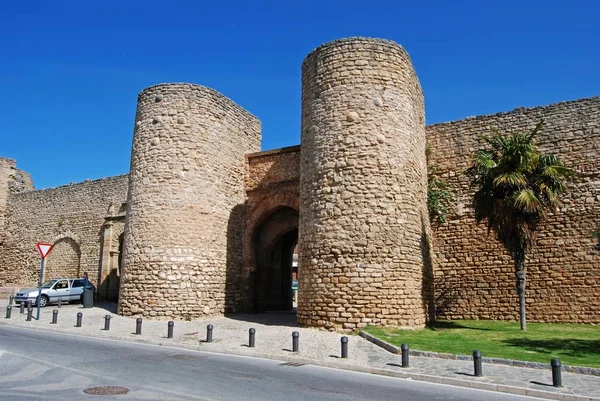 Vista do portão de Almocabar na histórica cidade velha, Ronda, Espanha . — Fotografia de Stock