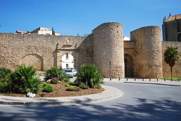 Vista de la puerta de Almocabar y la puerta de Carlos V en el casco antiguo histórico, Ronda, España . — Foto de Stock