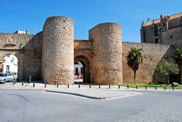 Kilátás a Almocabar kapu és Károly V. kapu a történelmi óváros, ronda, Spanyolország. — Stock Fotó