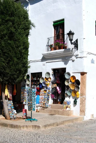 西班牙隆达老城圣玛丽亚拉马约尔教堂在卡莱圣胡安博斯科街的拐角处的工艺品店. — 图库照片