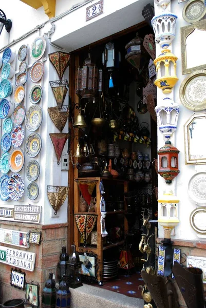 旧市街、ロンダ、スペインで陶器を販売する伝統的な工芸品店への入り口. — ストック写真
