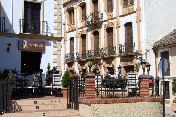 Café le long de l'Arminan dans le centre-ville, Ronda, Espagne . — Photo